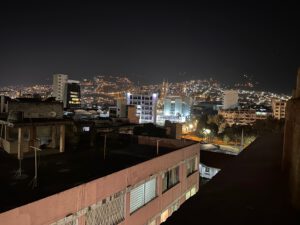 Quito by night von der Dachterrasse